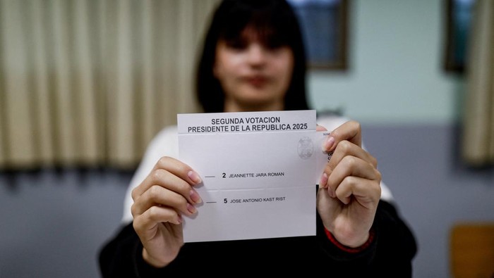 Chile menggelar pemilihan presiden putaran kedua, Minggu (14/12/2025), di mana warga antusias memberikan suara untuk menentukan pemimpin baru negara tersebut. Di Santiago, ibu kota Chile, tempat pemungutan suara ramai dikunjungi oleh masyarakat dari berbagai kalangan. REUTERS/Juan Gonzalez
