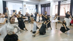 Pertunjukan Nutcracker in Jazz memadukan keanggunan tari balet dengan iringan musik jazz yang dibawakan secara live, di Ballet Sumber Cipta, Jakarta, Minggu (14/12/2025).