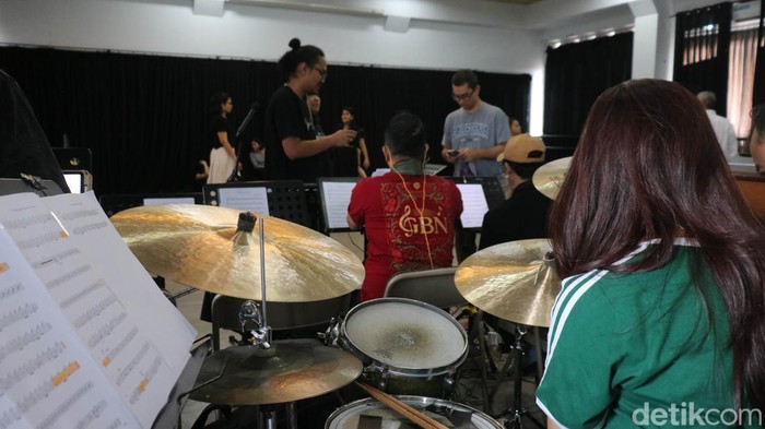 Setelah vakum selama satu dekade, Rumah Karya Sjuman kembali menyapa publik dengan menghadirkan pertunjukan bertajuk Nutcracker in Jazz di Ballet Sumber Cipta, Jakarta, Minggu (14/12/2025). Pentas ini menandai kebangkitan Rumah Karya Sjuman sebagai wadah eksplorasi seni pertunjukan yang mengedepankan kolaborasi dan inovasi.