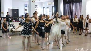 Secara teatrikal, pementasan ini menyatukan unsur gerak tari dan musik secara harmonis. Kolaborasi lintas disiplin antara penari balet dan musisi jazz menghadirkan pengalaman artistik yang berbeda, sekaligus membuka perspektif baru dalam penyajian seni pertunjukan.