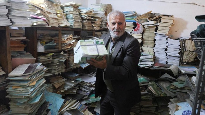 Di balik hiruk pikuk Jalan Al-Mutanabbi, Baghdad, terdapat sebuah ruang bawah tanah sederhana yang menjadi oase literasi bagi para pencinta buku. Ruang kecil ini dikelola oleh Adnan Jafar Ghani (68), seorang warga setempat yang mendedikasikan hidupnya untuk menghidupkan semangat membaca di tengah masyarakat, Sabtu (13/12/2025). REUTERS/Ahmed Saad
