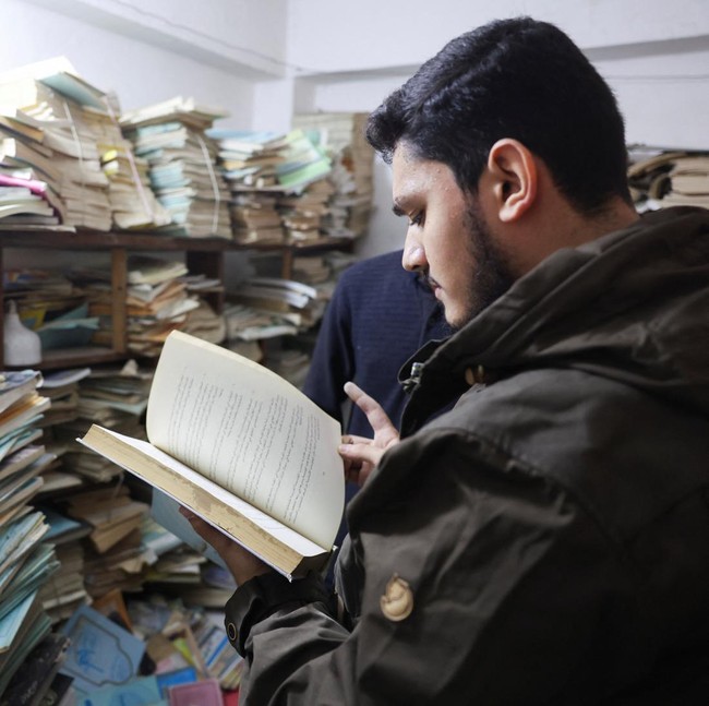 Dari Ruang Bawah Tanah, Warga Baghdad Hidupkan Semangat Membaca