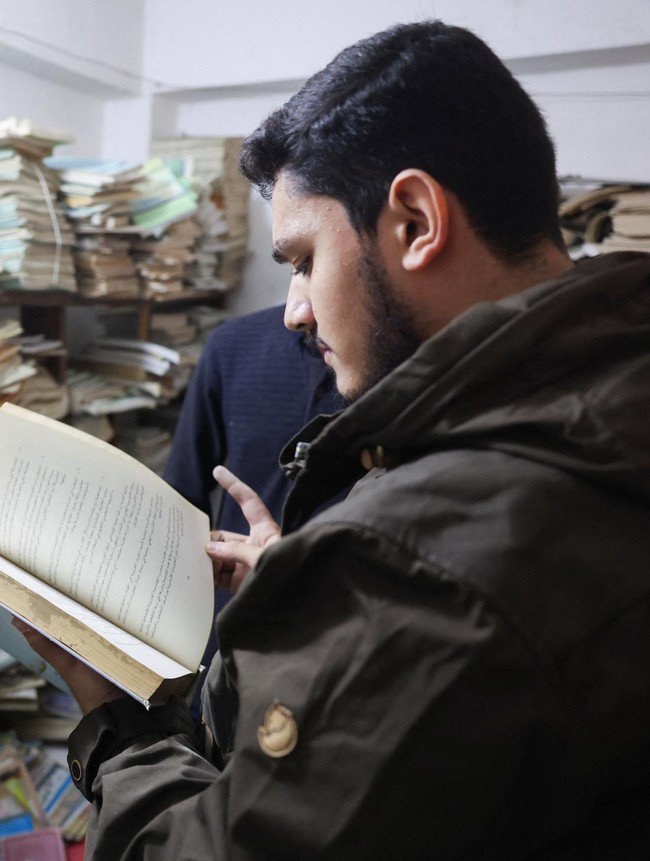 Dari Ruang Bawah Tanah, Warga Baghdad Hidupkan Semangat Membaca