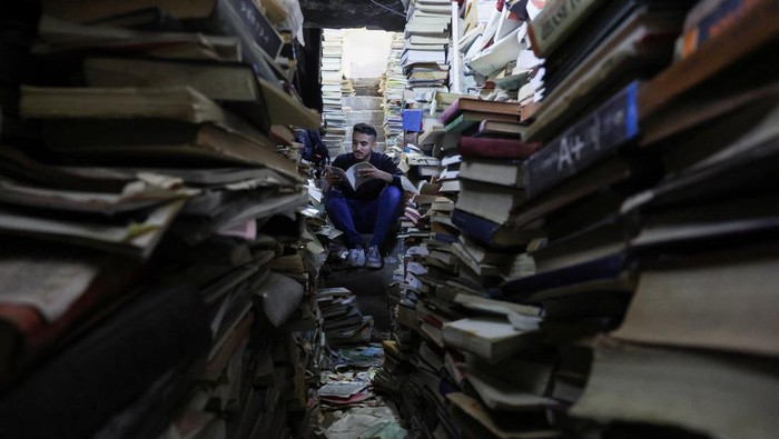 Di balik hiruk pikuk Jalan Al-Mutanabbi, Baghdad, terdapat sebuah ruang bawah tanah sederhana yang menjadi oase literasi bagi para pencinta buku. Ruang kecil ini dikelola oleh Adnan Jafar Ghani (68), seorang warga setempat yang mendedikasikan hidupnya untuk menghidupkan semangat membaca di tengah masyarakat, Sabtu (13/12/2025). REUTERS/Ahmed Saad