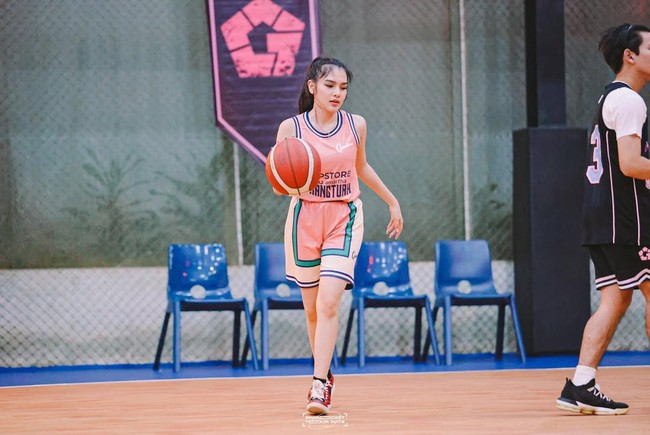 Aku masih tenis, pilates, terus olahraga banyak sebenarnya, padel, banyak lagi,” ungkap aktris 23 tahun itu kepada detikHealth. Ia juga terlihat bermain basket bersama temannya dalam unggahan Instagram. Foto: dok. Instagram @davinaakaramoy