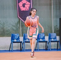 Aku masih tenis, pilates, terus olahraga banyak sebenarnya, padel, banyak lagi,” ungkap aktris 23 tahun itu kepada detikHealth. Ia juga terlihat bermain basket bersama temannya dalam unggahan Instagram. Foto: dok. Instagram @davinaakaramoy