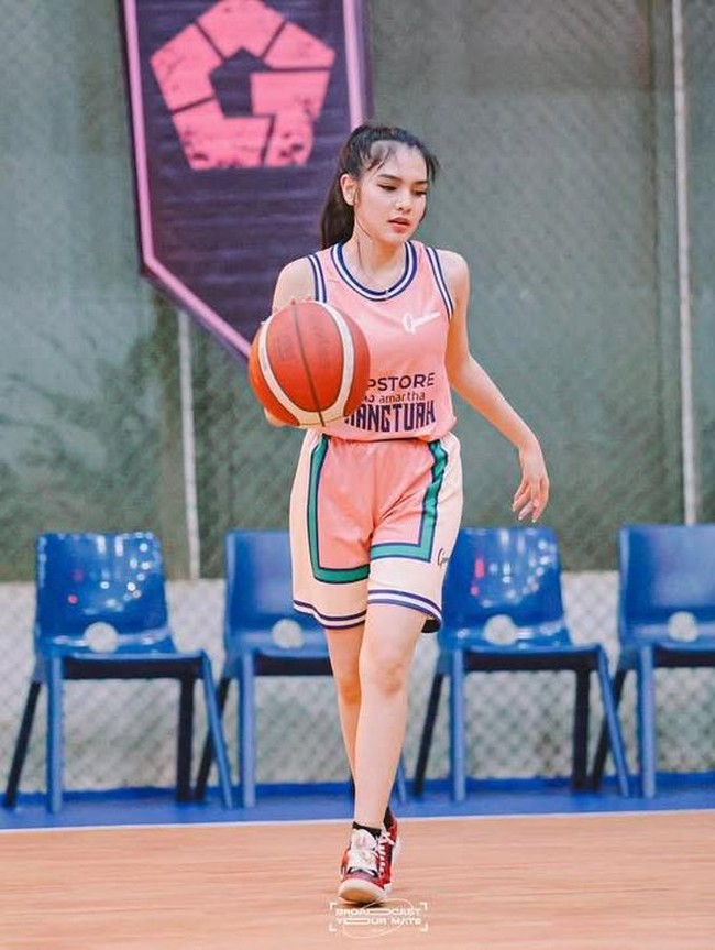 Curi Atensi Publik, 8 Gaya Davina Karamoy saat Berolahraga