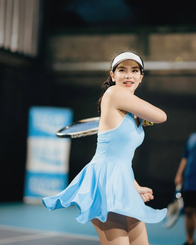Davina Karamoy dikenal sebagai aktris muda yang konsisten menjaga kebugaran di tengah padatnya jadwal syuting. Ia kerap membagikan fotonya saat padel, tenis, pilates, hingga latihan gym. Foto: dok. Instagram @davinaakaramoy