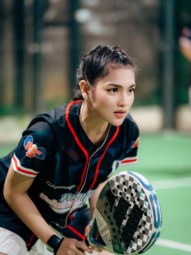 Menurut Davina Karamoy, padel terasa lebih mudah dipelajari karena ia sudah menguasai dasar tenis. Foto: dok. Instagram @davinaakaramoy