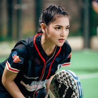 Menurut Davina Karamoy, padel terasa lebih mudah dipelajari karena ia sudah menguasai dasar tenis. Foto: dok. Instagram @davinaakaramoy