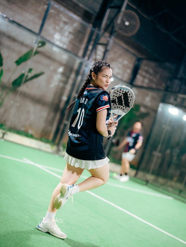 Banyak netizen yang mendesak Davina Karamoy untuk memberikan klarifikasi, bahkan menyematkan label pelakor seperti karakternya dalam film Ipar Adalah Maut. Ia akhirnya menanggapi komentar netizen di TikTok dan mengatakan, “apa yang perlu diklarifikasi akupun binguung hahahah 🥲🙏” Foto: dok. Instagram @davinaakaramoy