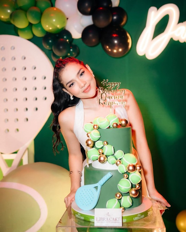 Perayaan ulang tahun Davina Karamoy ke-23 bahkan dibuat dengan konsep padel party. Ada dekorasi balon berbentuk raket padel, kue ulang tahun dengan ornamen bola-bola. Para tamu undangannya kompak memakai busana sporty saat acara. Foto: dok. Instagram @davinaakaramoy