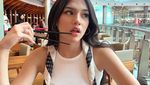 Pose Cantik Davina Karamoy Cicip Kue Jala dan Laksa di Malaysia
