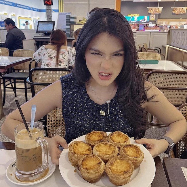 Pose Cantik Davina Karamoy Cicip Kue Jala dan Laksa di Malaysia