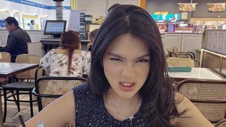 Pose Cantik Davina Karamoy Cicip Kue Jala dan Laksa di Malaysia