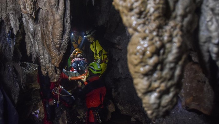 Pegiat susur gua yang tergabung dalam Tasikmalaya Caving Community (TCC) dan Caves Society mengevakuasi korban kecelakaan gua menggunakan sistem hauling saat simulasi Cave Rescue di Gua Walet, Desa Mekarjaya, Kabupaten Tasikmalaya, Jawa Barat, Minggu (14/12/2025). Simulasi tersebut dalam rangka meningkatkan kemampuan dan kesiapsiagaan pegiat gua dalam penanganan kecelakaan di medan ekstrem sebagai antisipasi bencana alam. ANTARA FOTO/Adeng Bustomi
