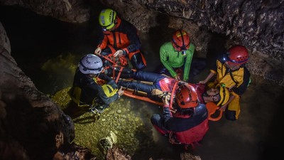 Ekstrem dan Menguras Adrenalin, Simulasi Cave Rescue di Gua Walet Tasikmalaya