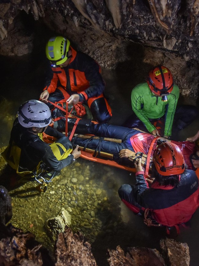 Ekstrem dan Menguras Adrenalin, Simulasi Cave Rescue di Gua Walet Tasikmalaya