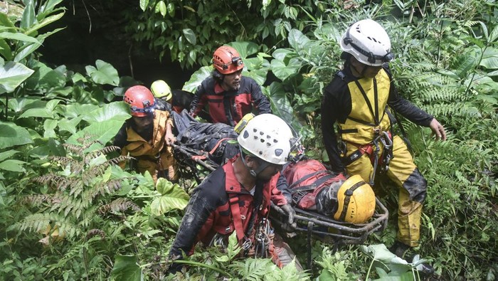 Pegiat susur gua yang tergabung dalam Tasikmalaya Caving Community (TCC) dan Caves Society mengevakuasi korban kecelakaan gua menggunakan sistem hauling saat simulasi Cave Rescue di Gua Walet, Desa Mekarjaya, Kabupaten Tasikmalaya, Jawa Barat, Minggu (14/12/2025). Simulasi tersebut dalam rangka meningkatkan kemampuan dan kesiapsiagaan pegiat gua dalam penanganan kecelakaan di medan ekstrem sebagai antisipasi bencana alam. ANTARA FOTO/Adeng Bustomi
