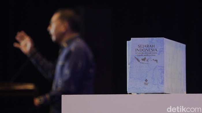 Menteri Kebudayaan Fadli Zon meluncurkan buku berjudul Sejarah Indonesia: Dinamika Kebangsaan dalam Arus Global di gedung Kementerian Pendidikan Dasar dan Menengah (Kemendikdasmen), Jakarta, Minggu (14/12/2025). Peluncuran buku ini menjadi bagian dari upaya memperkaya literatur sejarah nasional yang komprehensif dan kontekstual.