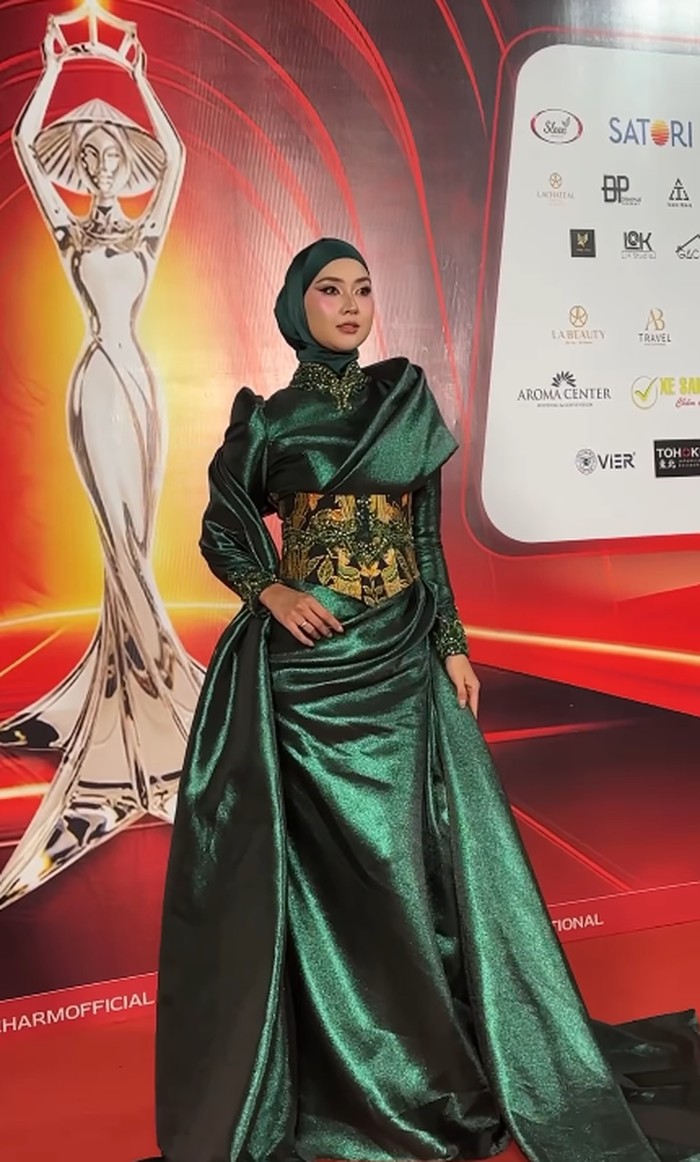 Gaya hijab dan busana Kevin Liliana saat menjadi juri di Miss Charm 2025.