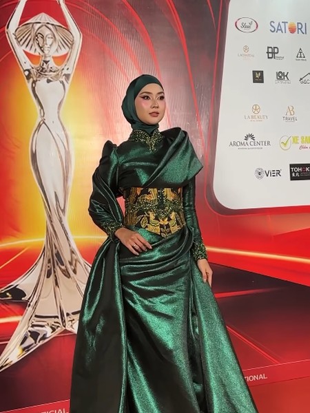 8 Gaya Hijab Miss International 2017 Kevin Liliana Jadi Juri di Miss Charm