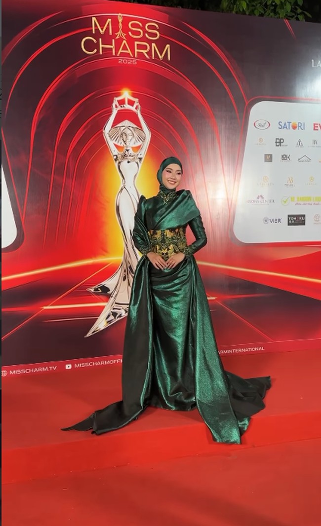 Gaya hijab dan busana Kevin Liliana saat menjadi juri di Miss Charm 2025.