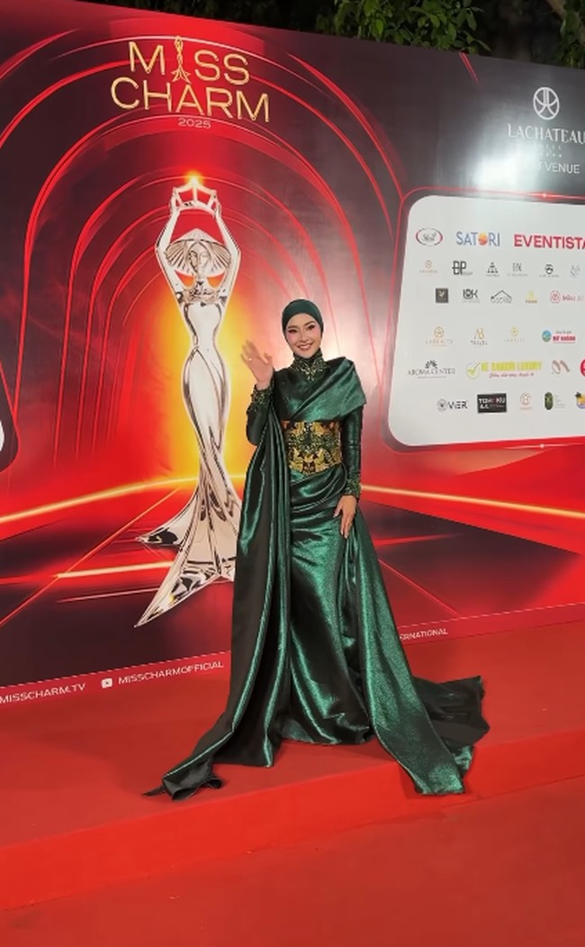 Gaya hijab dan busana Kevin Liliana saat menjadi juri di Miss Charm 2025.