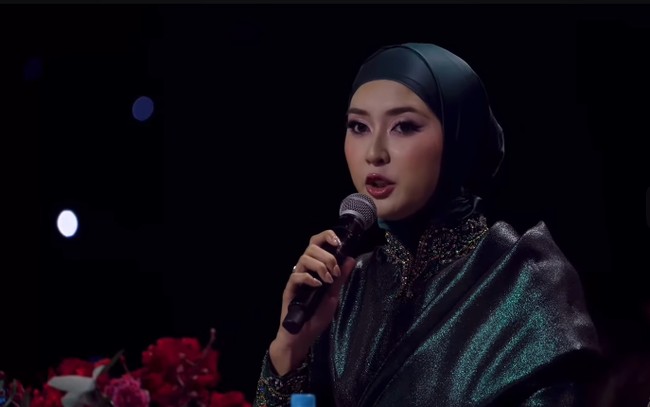 Gaya hijab dan busana Kevin Liliana saat menjadi juri di Miss Charm 2025.