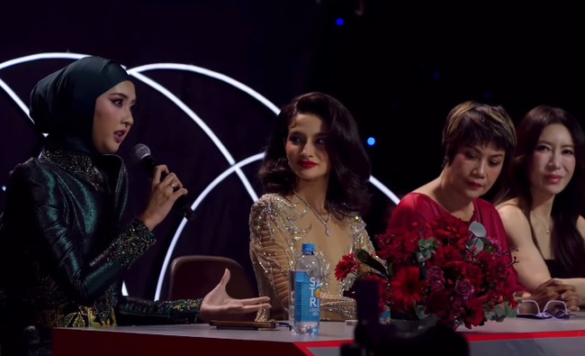 Gaya hijab dan busana Kevin Liliana saat menjadi juri di Miss Charm 2025.