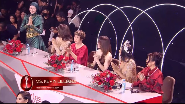 Gaya hijab dan busana Kevin Liliana saat menjadi juri di Miss Charm 2025.