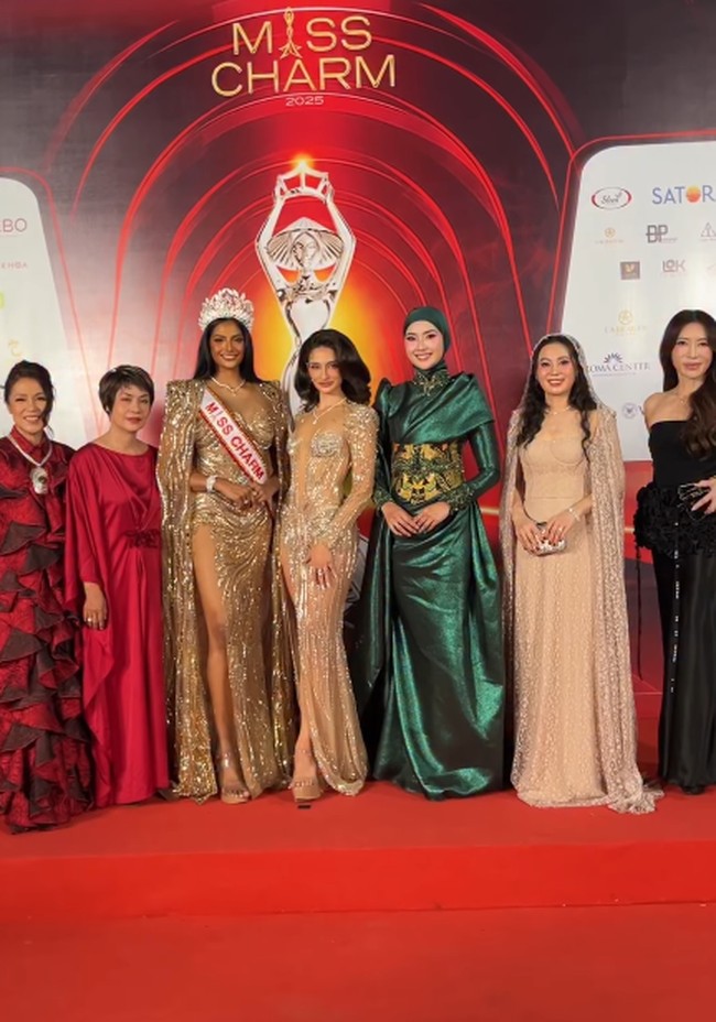 Gaya hijab dan busana Kevin Liliana saat menjadi juri di Miss Charm 2025.