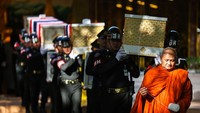 Seorang biksu Buddha memimpin doa di depan peti jenazah rekan mereka yang gugur. REUTERS/Athit Perawongmetha