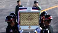 Prosesi pemulangan jenazah dihadiri keluarga, rekan sesama prajurit, serta pejabat militer setempat. REUTERS/Athit Perawongmetha