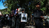 Personel militer membawa peti jenazah Sersan Mayor Kelas Satu Damrongkiat Kaewkrachang, Sersan Mayor Kelas Satu Taweerat Rattanaburi, Prajurit Mustageem Chema, dan Prajurit Kritdikorn Sroiraya, yang ditutupi bendera nasional Thailand, selama upacara prosesi pengangkutan jenazah ke kampung halaman mereka, di sebuah rumah sakit, menyusul bentrokan mematikan antara Thailand dan Kamboja di sepanjang wilayah perbatasan yang disengketakan, di provinsi Ubon Ratchathani, Thailand, Minggu (14/12/2025). REUTERS/Athit Perawongmetha