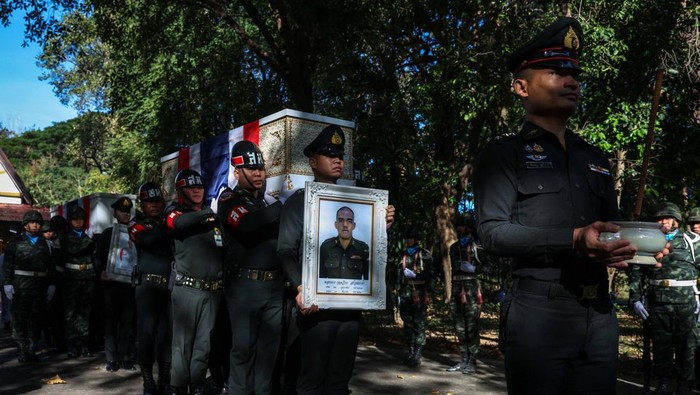 Military personnel carry the coffin of Sergeant Major First Class Taweerat Rattanaburi, covered by the Thai national flag, during a procession ceremony to transport bodies to their home town, at a hospital, following deadly clashes between Thailand and Cambodia along a disputed border area, in Ubon Ratchathani province, Thailand, December 14, 2025. REUTERS/Athit Perawongmetha