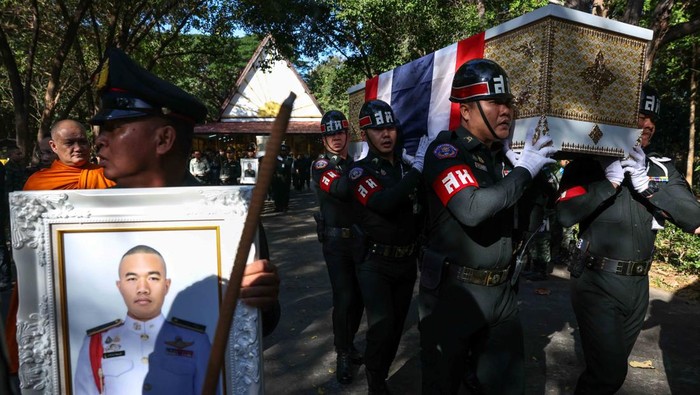 Military personnel carry the coffin of Sergeant Major First Class Taweerat Rattanaburi, covered by the Thai national flag, during a procession ceremony to transport bodies to their home town, at a hospital, following deadly clashes between Thailand and Cambodia along a disputed border area, in Ubon Ratchathani province, Thailand, December 14, 2025. REUTERS/Athit Perawongmetha
