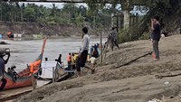 Untuk saat ini, warga mengandalkan perahu boat dari kayu untuk menyeberang dan beraktivitas karena jembatan masih hancur. (Foto: Instagram @hamishdw)