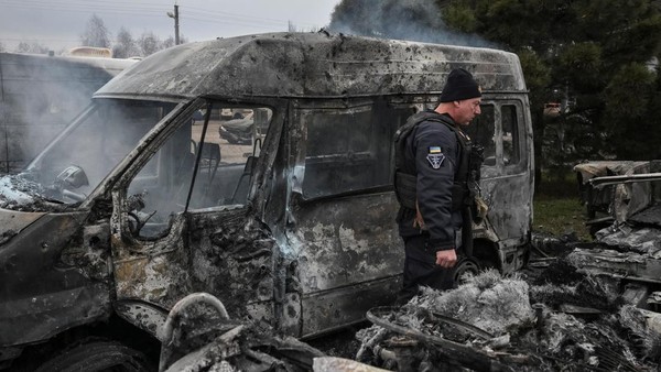 Hancur, Mobil-Mobil Jadi Korban Serangan Rusia di Zaporizhzhia