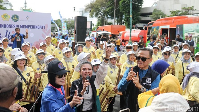 Peringatan Hari Ibu dimaknai dengan penuh semangat oleh Perempuan Indonesia melalui berbagai kegiatan di kawasan Car Free Day (CFD) Bundaran Hotel Indonesia (HI), Jakarta, Minggu (14/12/2025). Aksi ini menghadirkan pertunjukan seni, orasi singkat, serta kebersamaan yang menegaskan peran strategis perempuan dan ibu dalam kehidupan berbangsa dan bernegara.