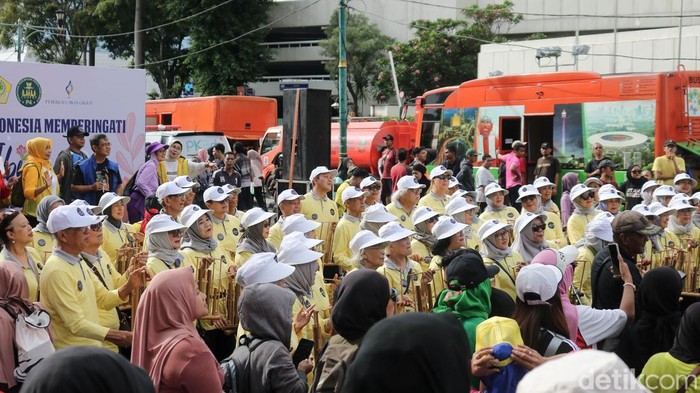 Peringatan Hari Ibu dimaknai dengan penuh semangat oleh Perempuan Indonesia melalui berbagai kegiatan di kawasan Car Free Day (CFD) Bundaran Hotel Indonesia (HI), Jakarta, Minggu (14/12/2025). Aksi ini menghadirkan pertunjukan seni, orasi singkat, serta kebersamaan yang menegaskan peran strategis perempuan dan ibu dalam kehidupan berbangsa dan bernegara.