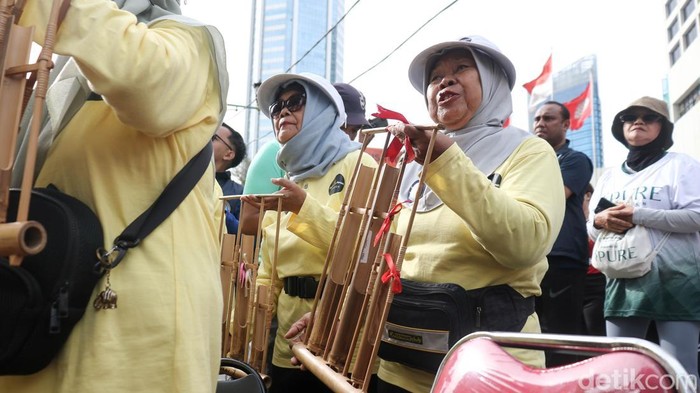Peringatan Hari Ibu dimaknai dengan penuh semangat oleh Perempuan Indonesia melalui berbagai kegiatan di kawasan Car Free Day (CFD) Bundaran Hotel Indonesia (HI), Jakarta, Minggu (14/12/2025). Aksi ini menghadirkan pertunjukan seni, orasi singkat, serta kebersamaan yang menegaskan peran strategis perempuan dan ibu dalam kehidupan berbangsa dan bernegara.