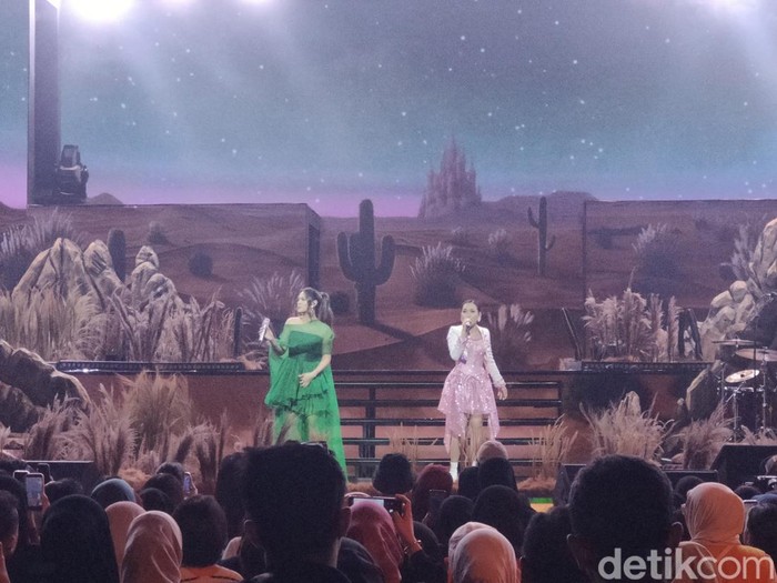 Raisa dan Ayu Ting Ting berkolaborasi di HUT ke-24 Transmedia, Minggu (14/12/2025).
