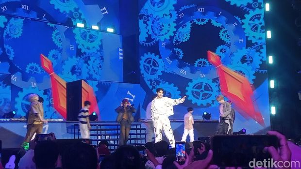 HUT Transmedia ke-24 XODIAC tampil di acara puncak perayaan HUT Transmedia ke-24 di Trans Studio Cibubur, Minggu (14/12/2025).