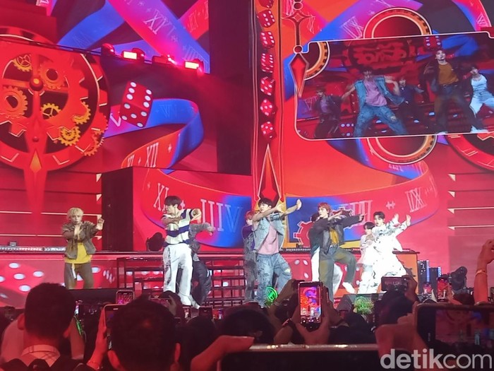 XODIAC tampil di acara puncak perayaan HUT Transmedia ke-24 di Trans Studio Cibubur, Minggu (14/12/2025).