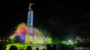 Proyeksi animasi raksasa menghiasi tirai air di depan Monumen Pembebasan Irian Barat. Instalasi visual ini menjadi daya tarik utama yang dirancang untuk menarik wisatawan sekaligus memperkuat citra Jakarta sebagai kota festival.