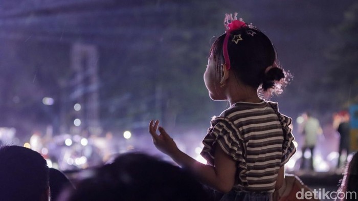 Hari terakhir Jakarta Water Fountain 2025 di Lapangan Banteng, Jakarta, Minggu (14/12/2025), ditutup dengan pertunjukan spektakuler yang memadukan cahaya, musik, dan proyeksi artistik. Ribuan warga memadati lokasi untuk menyaksikan puncak acara yang menghadirkan pengalaman visual dan musikal yang memukau.