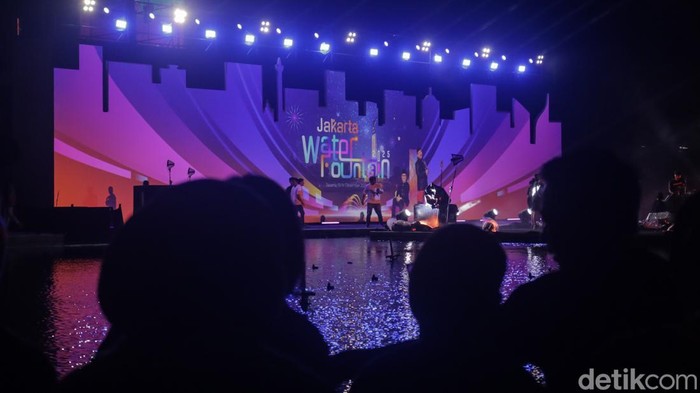 Hari terakhir Jakarta Water Fountain 2025 di Lapangan Banteng, Jakarta, Minggu (14/12/2025), ditutup dengan pertunjukan spektakuler yang memadukan cahaya, musik, dan proyeksi artistik. Ribuan warga memadati lokasi untuk menyaksikan puncak acara yang menghadirkan pengalaman visual dan musikal yang memukau.