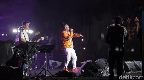 Hari terakhir Jakarta Water Fountain 2025 di Lapangan Banteng, Jakarta, Minggu (14/12/2025), ditutup dengan pertunjukan spektakuler yang memadukan cahaya, musik, dan proyeksi artistik. Ribuan warga memadati lokasi untuk menyaksikan puncak acara yang menghadirkan pengalaman visual dan musikal yang memukau.