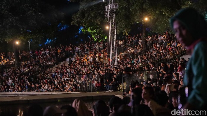 Hari terakhir Jakarta Water Fountain 2025 di Lapangan Banteng, Jakarta, Minggu (14/12/2025), ditutup dengan pertunjukan spektakuler yang memadukan cahaya, musik, dan proyeksi artistik. Ribuan warga memadati lokasi untuk menyaksikan puncak acara yang menghadirkan pengalaman visual dan musikal yang memukau.